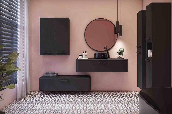 Landelijke badkamer met zwart houten badkamermeubels en ronde spiegel