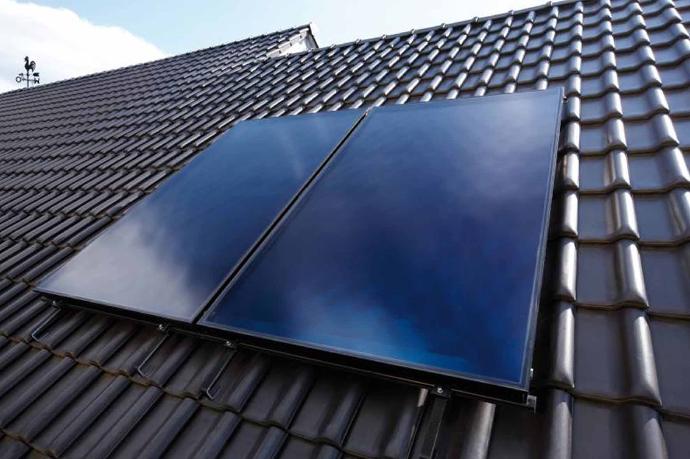 thermische zonnepanelen met een zonneboiler op een schuin dak